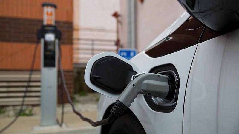 Más cerca - El reto de multiplicar los puntos de recarga para coches eléctricos - Escuchar ahora