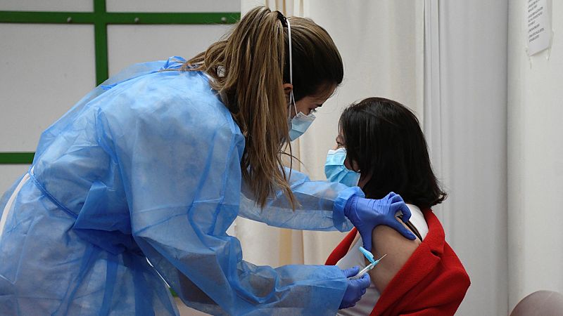 24 horas - Victoria Moreno, CSIC: "La incidencia de los posibles efectos secundarios de las vacunas es mucho menor que sus beneficios" - Escuchar ahora