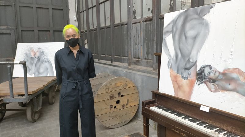 La artista costarricense Man Yu expone 'Traje humano' en Madrid