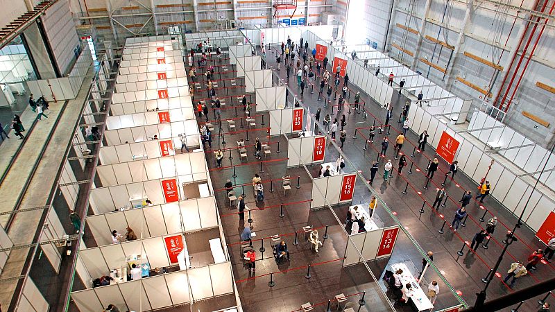 Más cerca - Hablamos con quienes llevan cuatro meses vacunando cada día - Escuchar ahora