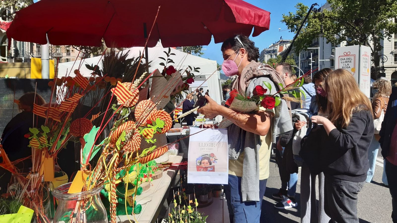 Les roses tornen a prendre els carrers per Sant Jordi