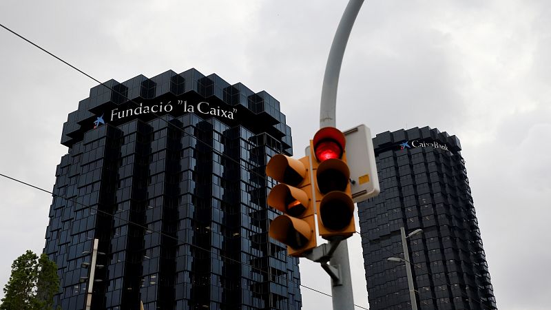 Las mañanas de RNE con Íñigo Alfonso - Los sindicatos comienzan a negociar el ERE con Caixabank: "Es una vergüenza que el banco con más beneficios se plantee despedir a 8.300 personas" - Escuchar ahora