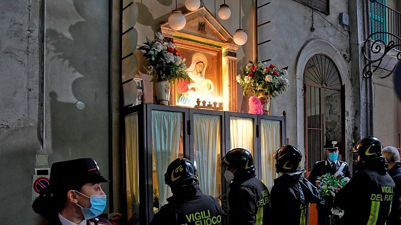 14 horas - Los carabinieri retiran el altar a Sibillo, un adolescente que se hizo con el control de Nápoles - Escuchar ahora
