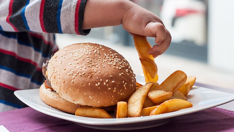 Más cerca - La importancia de aprender a comer bien desde niños - Escuchar ahora