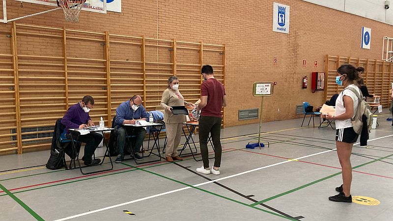 14 horas - Al otro lado de una mesa electoral: "Me duele el dedito de escribir" - Escuchar ahora