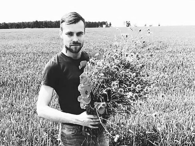 Plurals i Singulars - Cremen i assassinen un activista LGTBI a Letònia