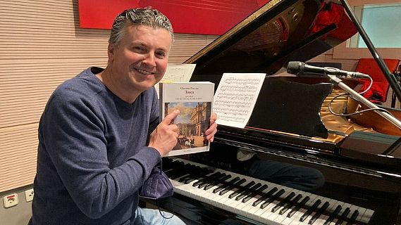 Ramón Gener al piano en directo