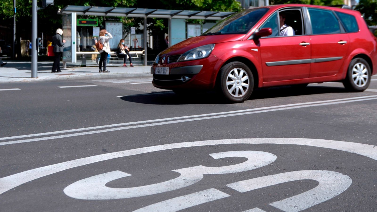 Más cerca - 30 km/h, velocidad máxima dentro de la ciudad - Escuchar ahora 