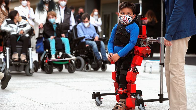 Las mañanas de RNE con Íñigo Alfonso - Un exoesqueleto español permite caminar a niños con atrofia muscular espinal - Escuchar ahora