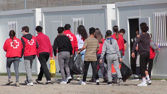 24 Horas Cruz Roja Ceuta Estan Llegando Muchisimos Menores Rtve Play