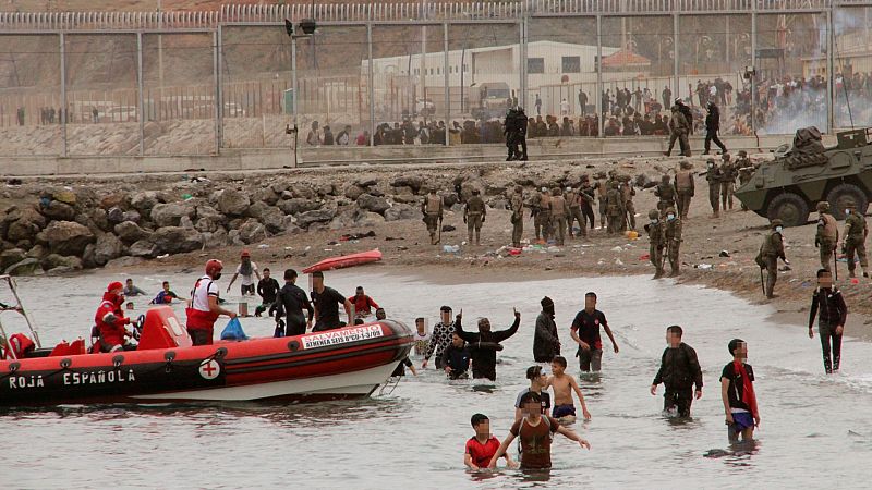 14 horas - Llegada masiva a Ceuta: último episodio de las complejas relaciones entre España y Marruecos - Escuchar ahora 