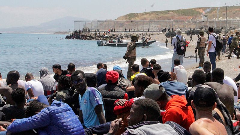 Más cerca - La llegada masiva de migrantes a Ceuta desborda su Sanidad - Escuchar ahora