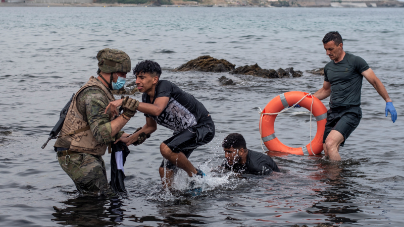 24 horas - ¿Cómo han sido las últimas horas en Ceuta para Cruz Roja, legionarios, comerciantes y médicos? - Escuchar ahora