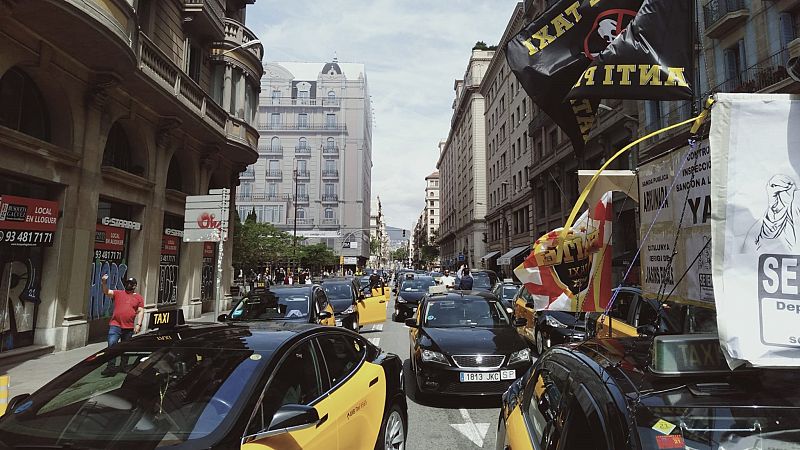 Uns 400 taxistes col·lapsen el centre de Barcelona 