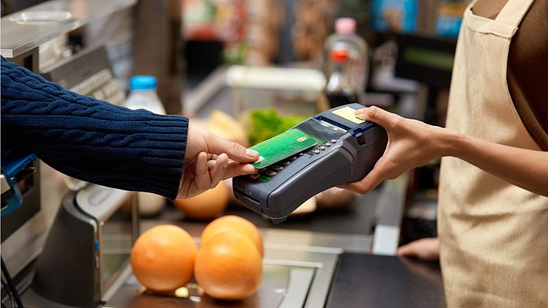 España a las 8 Fin de Semana - El fin de las restricciones dispara el gasto con tarjeta en España - Escuchar ahora