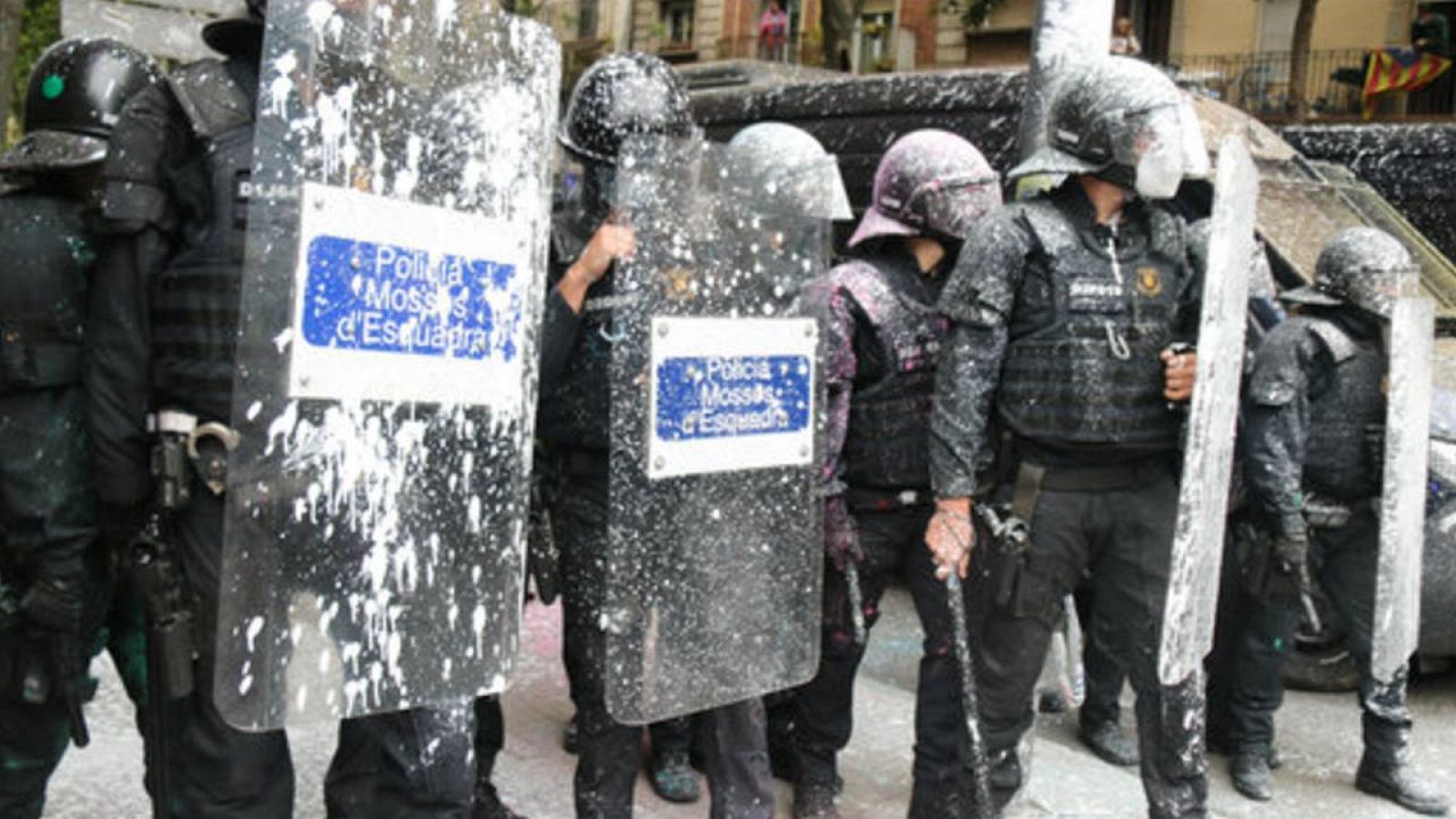 Una trentena d'activistes ocupen la seu d'ERC en contra d'un desnonament 