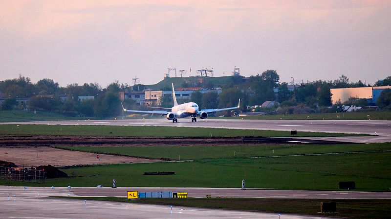 Las mañanas de RNE con Íñigo Alfonso - Aerolíneas de todo el mundo dejan de sobrevolar Bielorrusia: "El sistema de aviación se basa en la confianza" - Escuchar ahora 