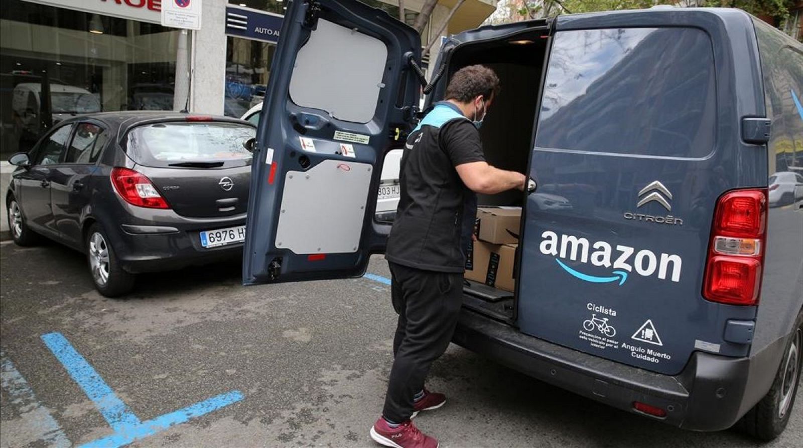 La meitat de vehicles de mercaderies aparquen a Barcelona en doble fila