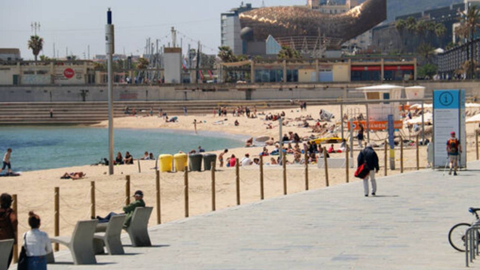 Barcelona prohibeix a partir d'aquest cap de setmana fumar en quatre platges