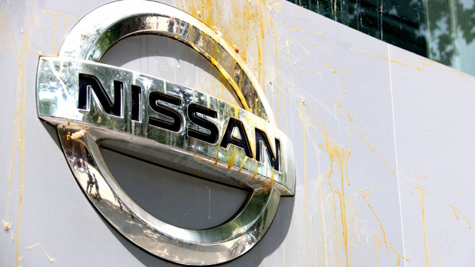 La plantilla de Nissan talla la Ronda Litoral i crema pneumàtics a la planta