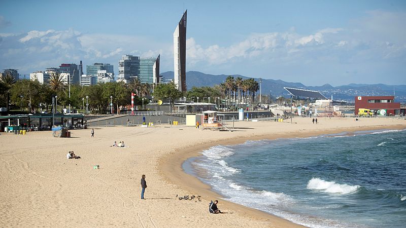 14 horas Fin de Semana - Barcelona prohibe fumar en cuatro de sus playas para evitar humos y residuos - Escuchar ahora