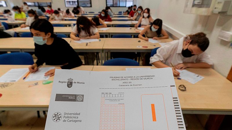 Más cerca - Los estudiantes murcianos dan comienzo a la EBAU de 2021 - Escuchar ahora