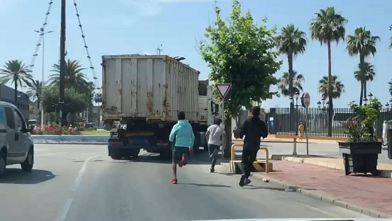 España a las 8 Fin de Semana - Los transportistas de Ceuta reclaman más vigilancia en el puerto para evitar posibles accidentes - Escuchar ahora