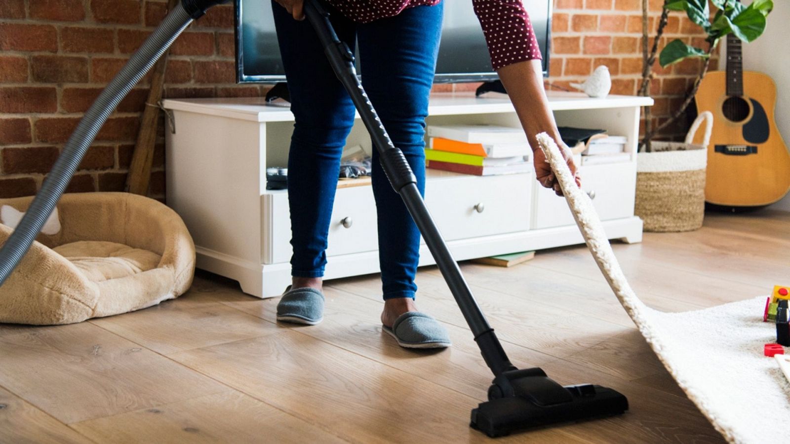 14 horas - Las empleadas del hogar denuncian que sus condiciones laborales han empeorado tras la subida del SMI en 2019 - Escuchar ahora