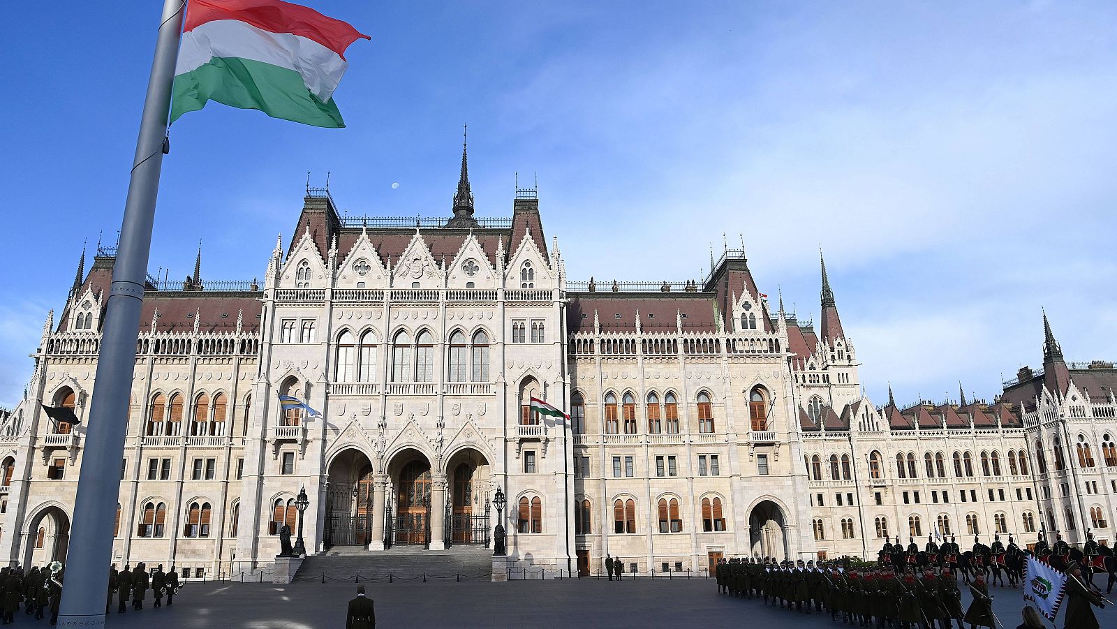 14 horas - El Parlamento húngaro prohíbe hablar de homosexualidad en los colegios - Escuchar ahora