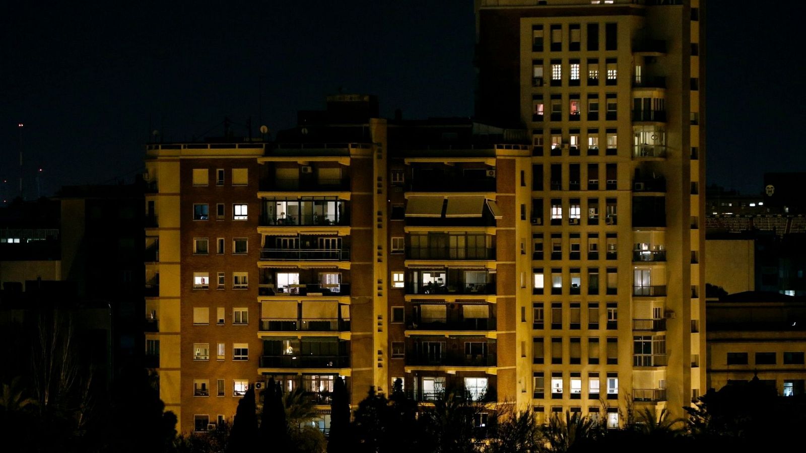 14 horas - El Gobierno estudia suspender provisionalmente impuestos sobre la electricidad para bajar la factura - Escuchar ahora