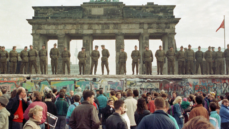 Tot a Europa - Revisitem la història del Mur de Berlin amb l'escriptor Sergio Campos - Escoltar ara