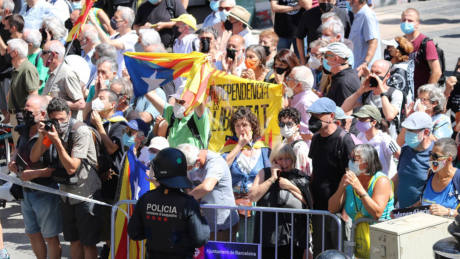 300 manifestants protesten contra la conferència de Sánchez
