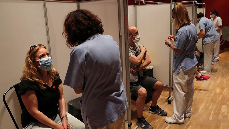 14 horas Fin de Semana - Seis meses de la primera vacuna en España: "Hay que continuar para conseguir controlar la transmisión del virus" - Escuchar ahora