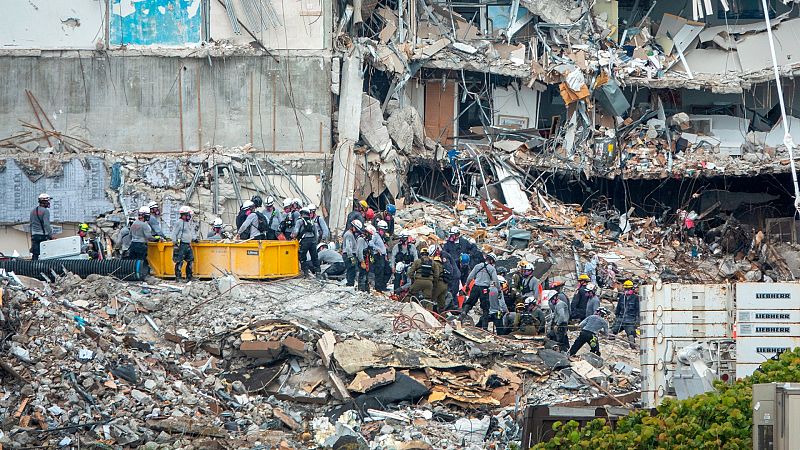 Las mañanas de RNE con Íñigo Alfonso - Entre los escombros del edificio de Miami: "Grité, lloré y oré" - Escuchar ahora 