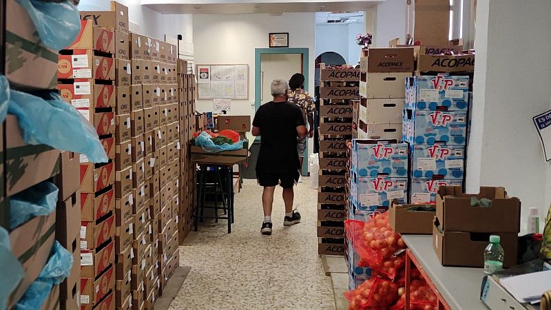 España a las 8 Fin de Semana - El verano mengua las reservas de alimentos para las colas del hambre: "No tenemos claro que podamos llegar con los alimentos no perecederos" - Escuchar ahora