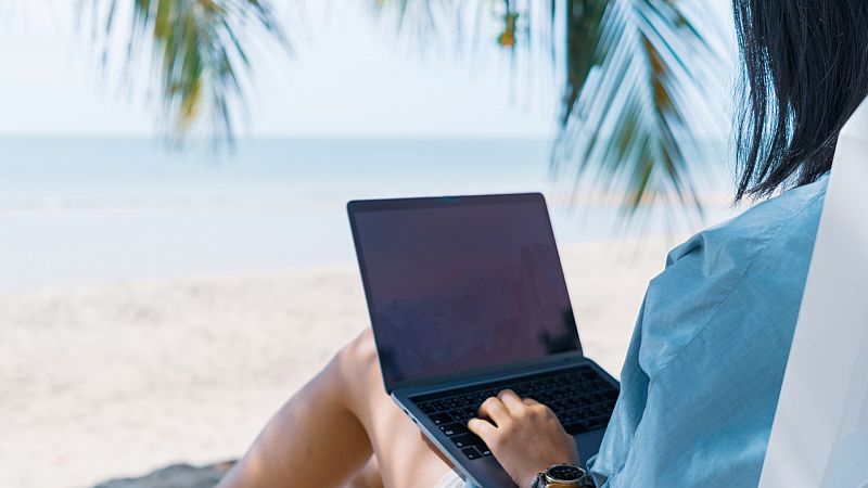 Más cerca - Teletrabajando a orillas de la playa  - Escuchar ahora