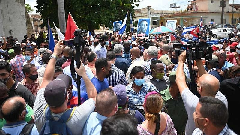Más cerca - Cuba; la calle rompe el silencio en busca de un nuevo camino - Escuchar ahora 