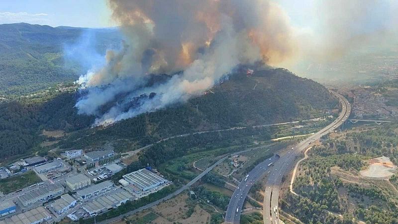 Edició Vespre - Els bombers treballen en un incendi a Castellví de Rosanes que afecta 126 ha.