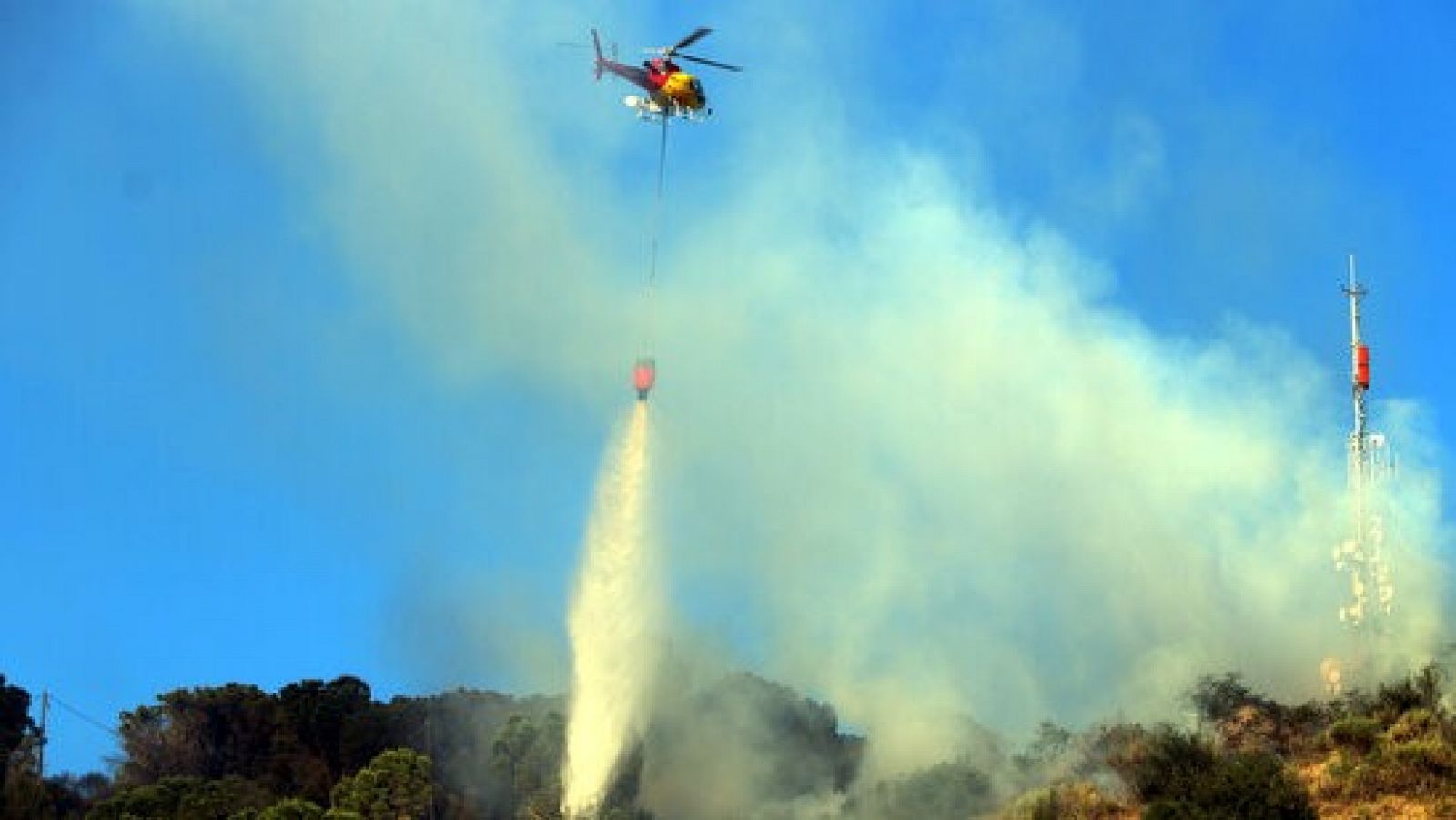 Els Bombers avancen l'estabilització de l'incendi de Castellví de Rosanes