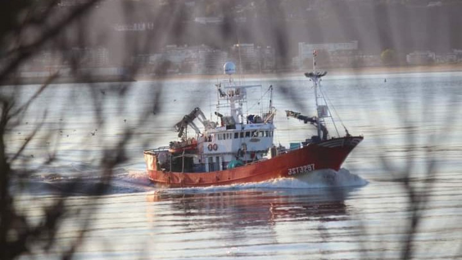 Más cerca - El día de El Carmen en alta mar - Escuchar ahora 