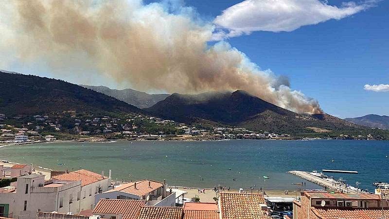 Edició Vespre - Els bombers treballen en un incendi descontrolat a Llançà