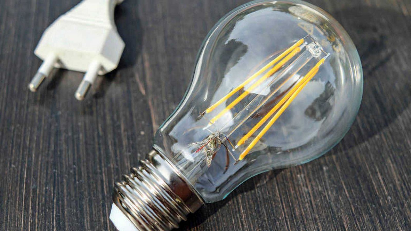 Las mañanas de RNE - Jorge Sanz, experto en electricidad: "La mitad de la tarifa son impuestos o sobreimpuestos" - Escuchar ahora