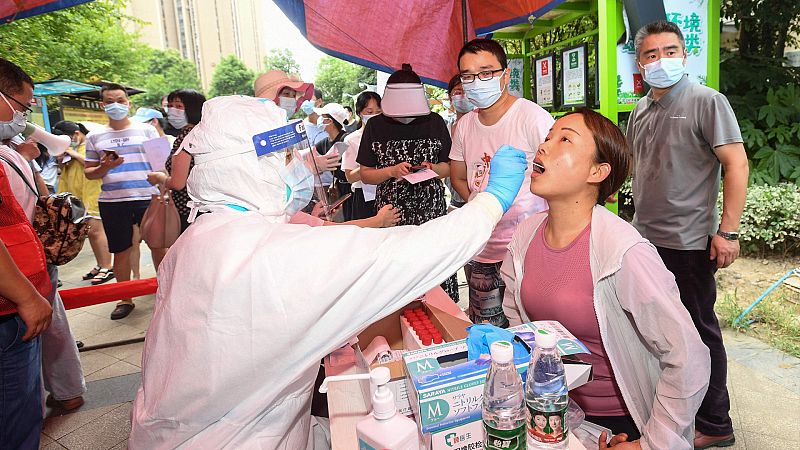 14 horas - China: confinamientos de barrios y testeos masivos ante el avance de la variante delta - Escuchar ahora