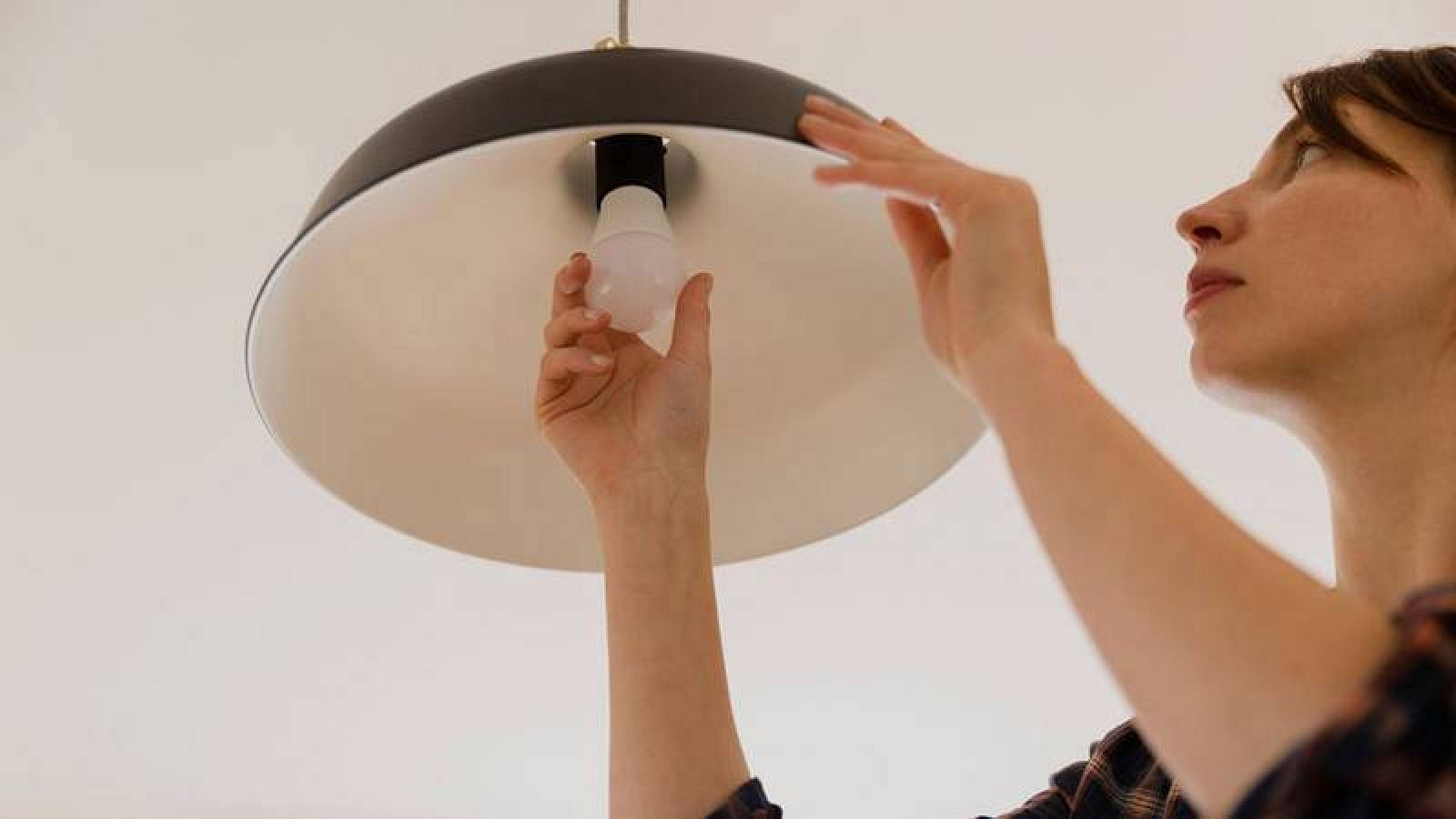 Els consumidors canvien d'hàbits per esquivar les pujades de la llum