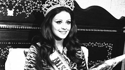 Tarde lo que tarde - Amparo Muñoz, la primera Miss Universo española que renunció a su corona - Escuchar ahora 