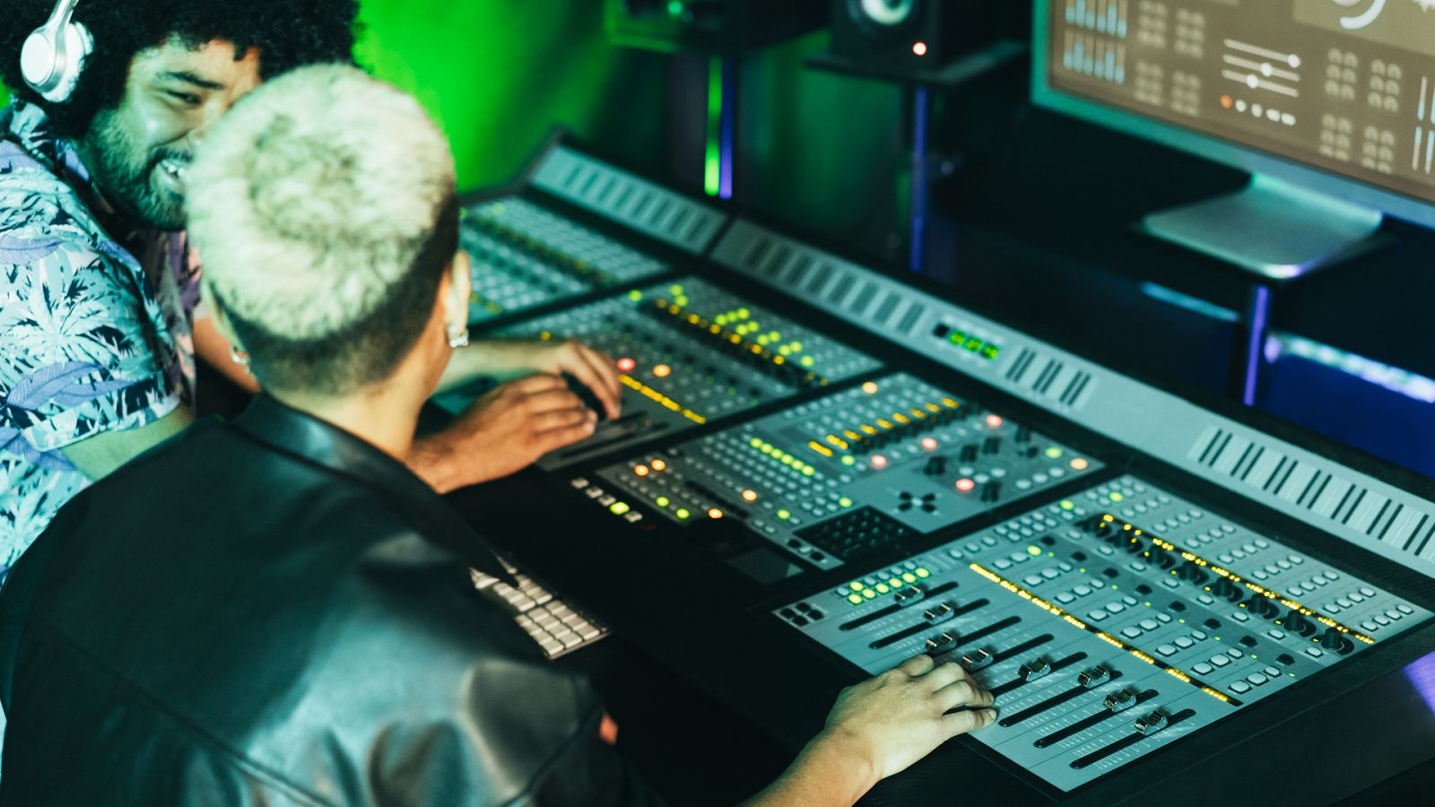 Por tres razones - Neurociencia a ritmo de reggaeton - Escuchar ahora