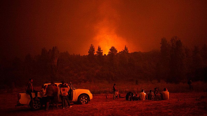 Las Mañanas de RNE - Incendios en Grecia: la baja visibilidad dificulta los trabajos de extinción en Eubea - Escuchar ahora
