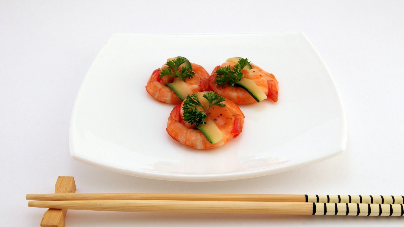 Carpaccio de gambas y quisquillas con zumo de pimiento