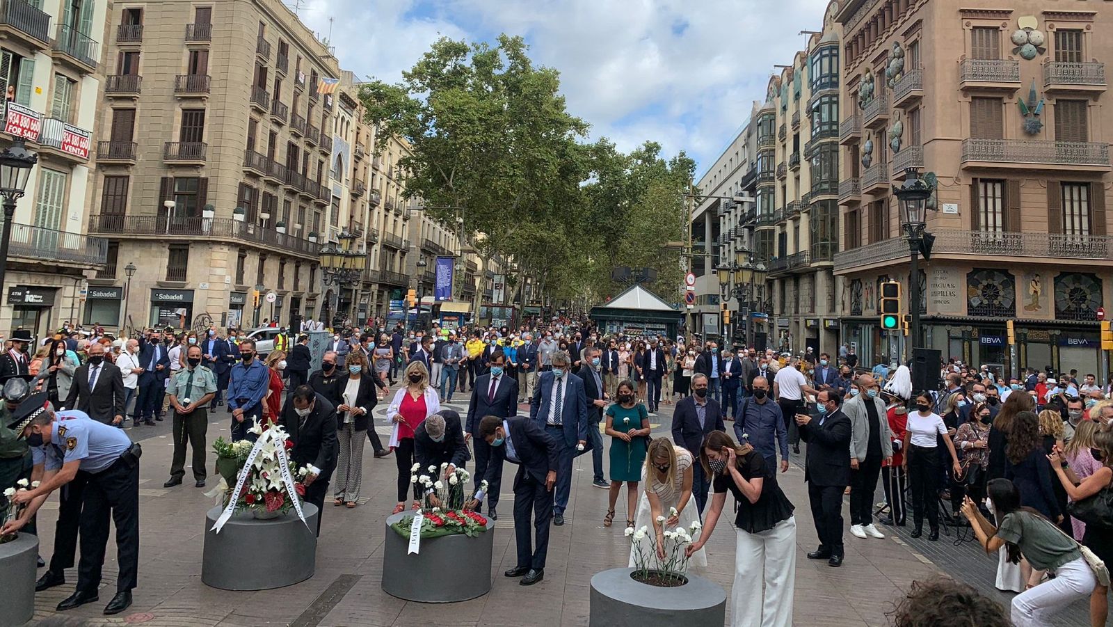 Emotiu i sobri homenatge a les vícitmes del 17A a Barcelona