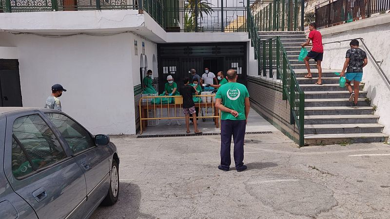 Las mañanas de RNE con Íñigo Alfonso - Luna Blanca, la ONG que alimenta a 1.300 personas cada día en Ceuta - Escuchar ahora